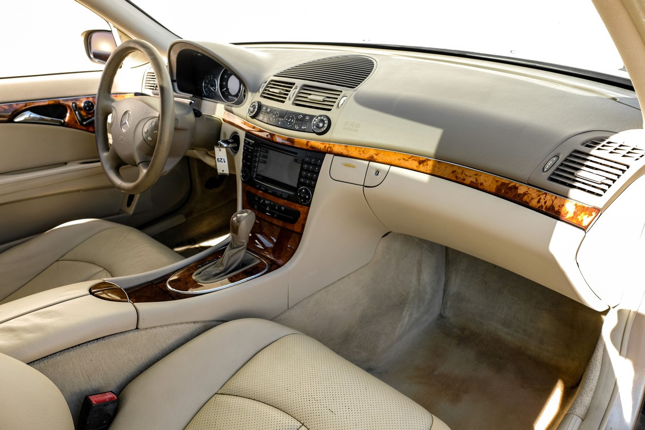 Mercedes-Benz E 320 Vehicle Main Gallery Image 12