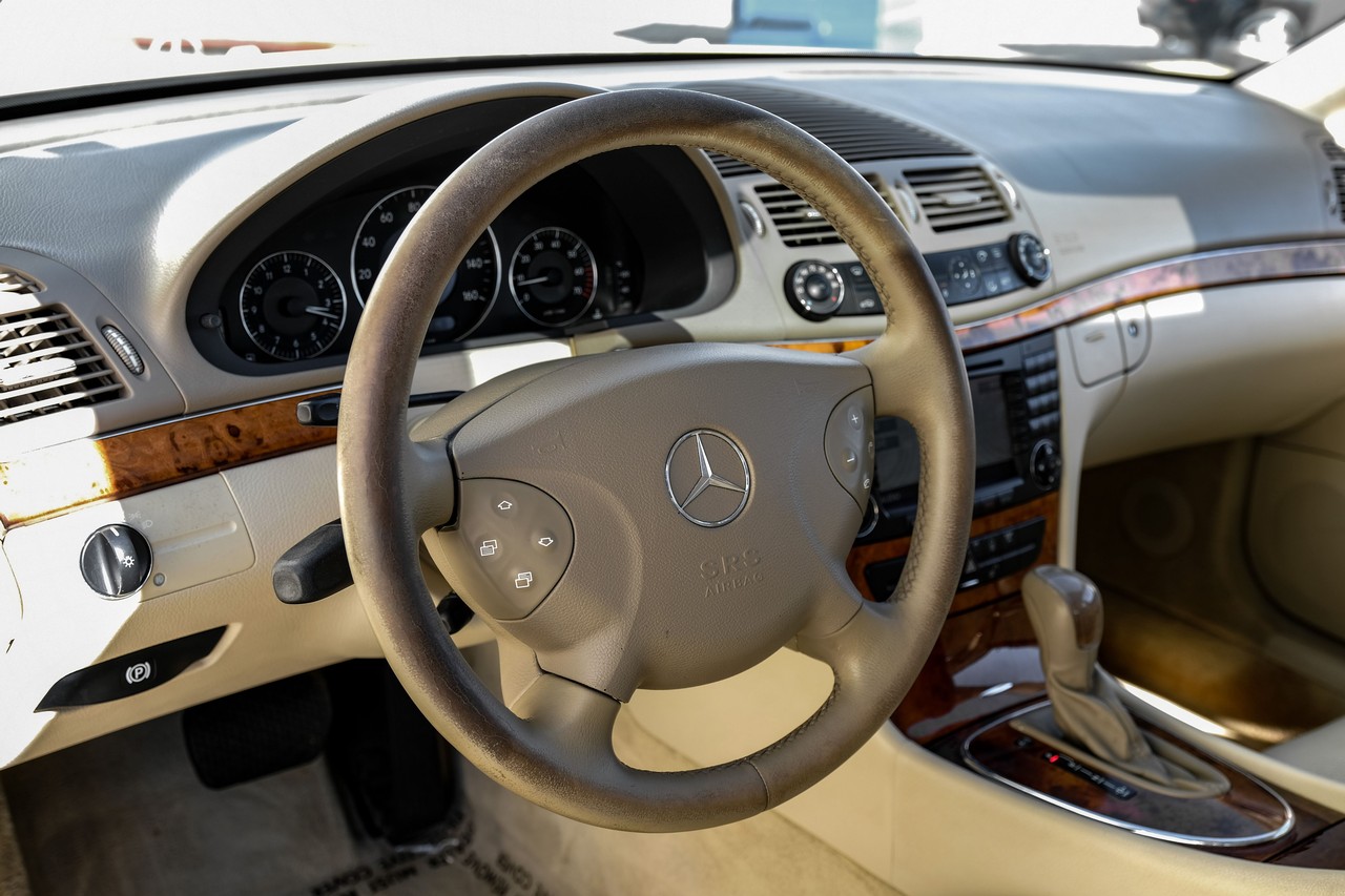 Mercedes-Benz E 320 Vehicle Main Gallery Image 15