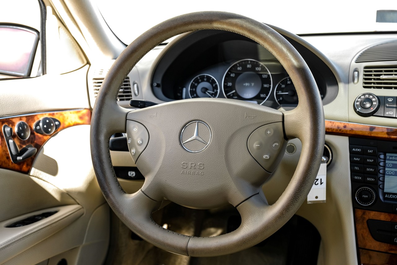 Mercedes-Benz E 320 Vehicle Main Gallery Image 16