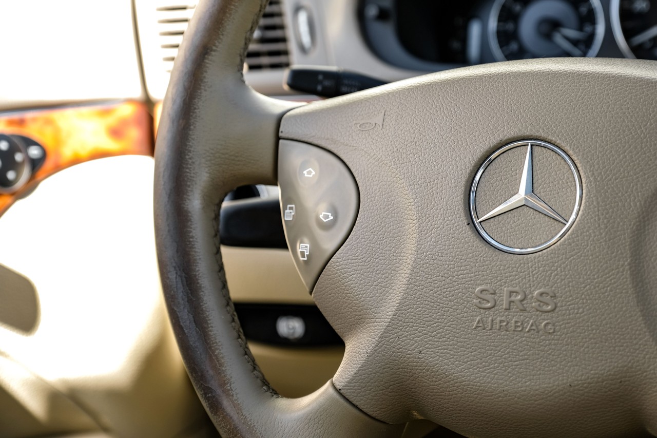 Mercedes-Benz E 320 Vehicle Main Gallery Image 17