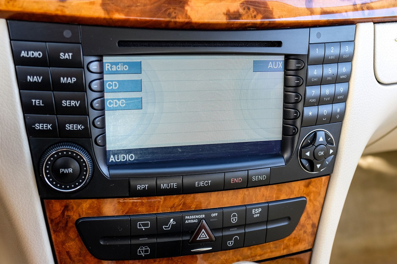 Mercedes-Benz E 320 Vehicle Main Gallery Image 25