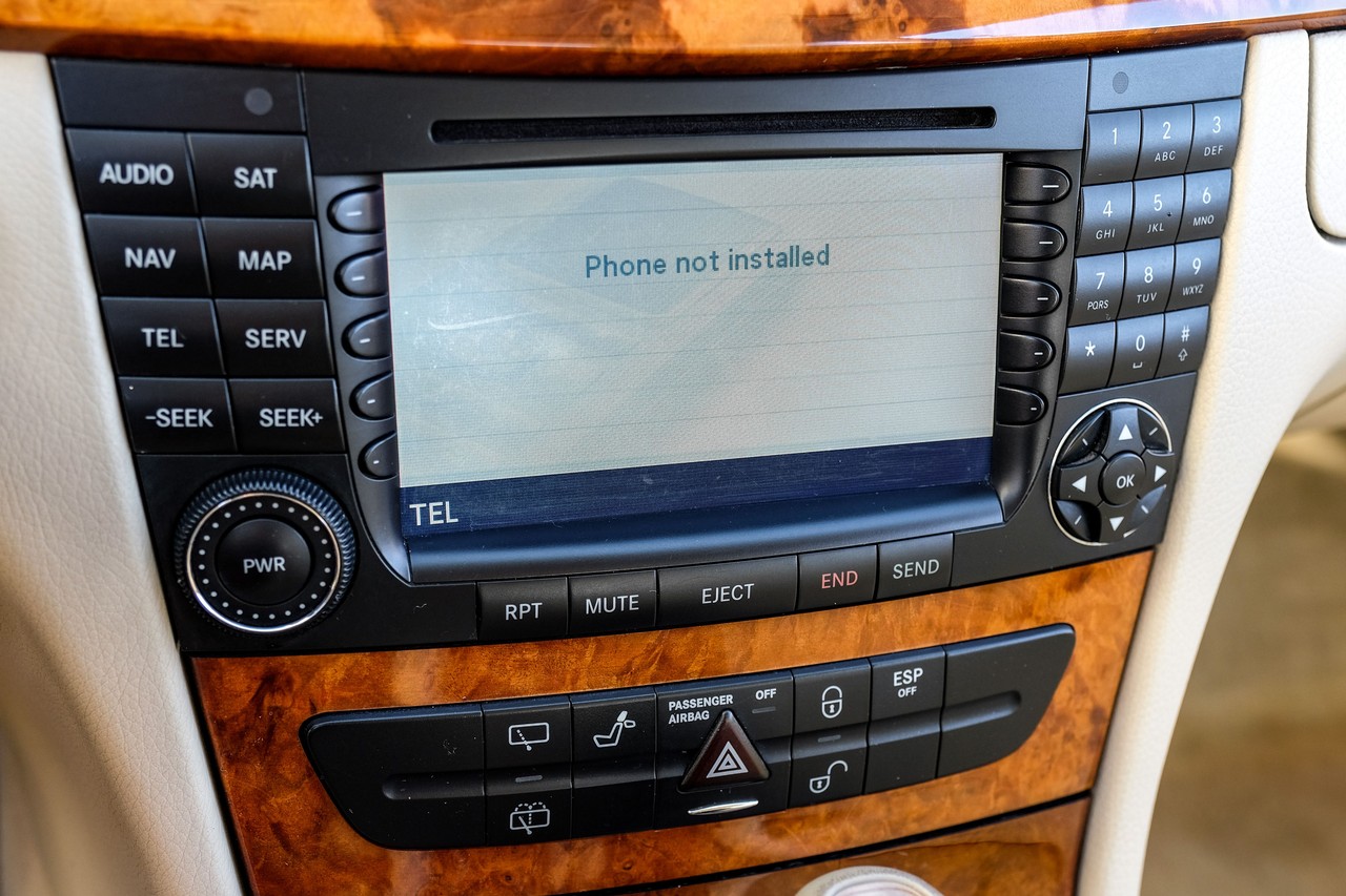 Mercedes-Benz E 320 Vehicle Main Gallery Image 26