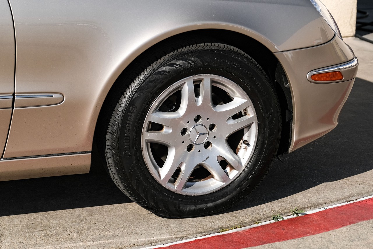 Mercedes-Benz E-Class Vehicle Main Gallery Image 52