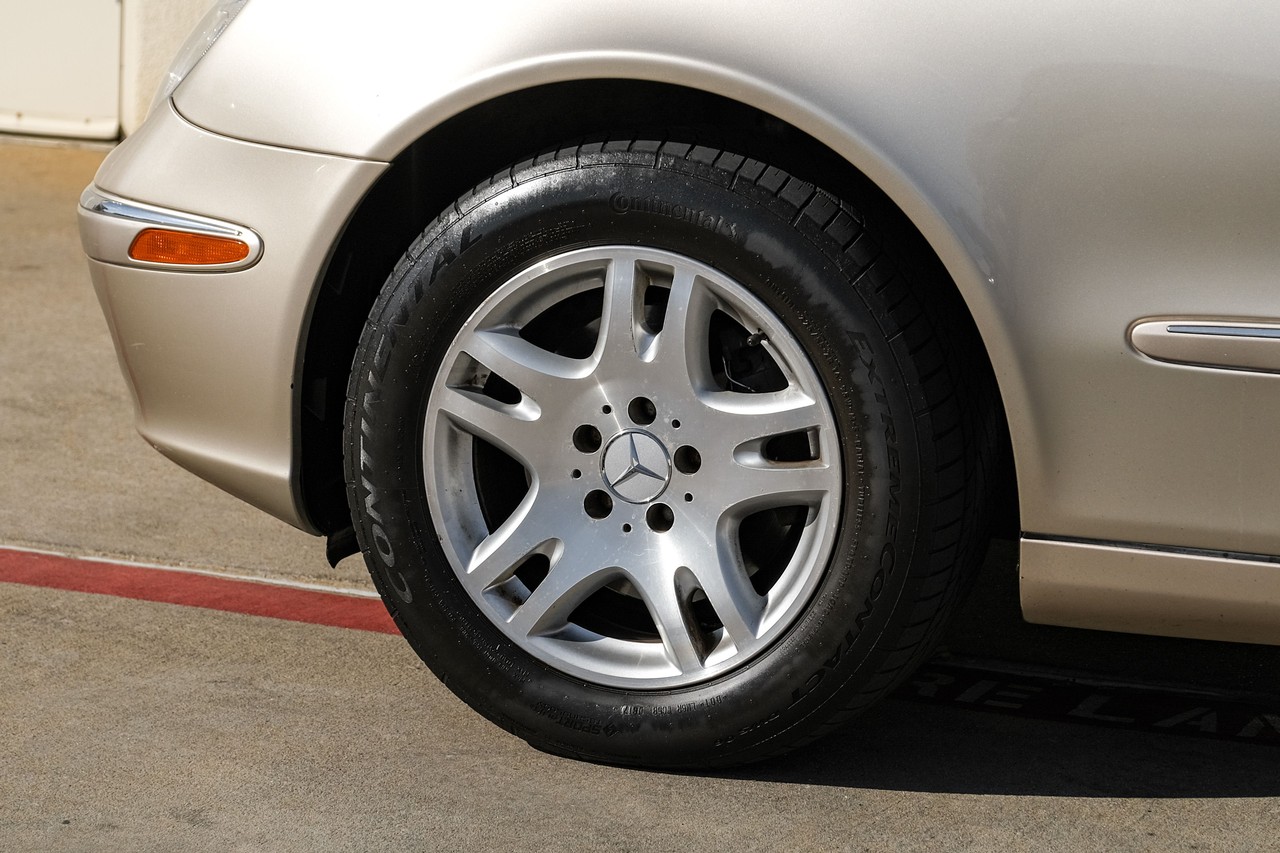 Mercedes-Benz E-Class Vehicle Main Gallery Image 53