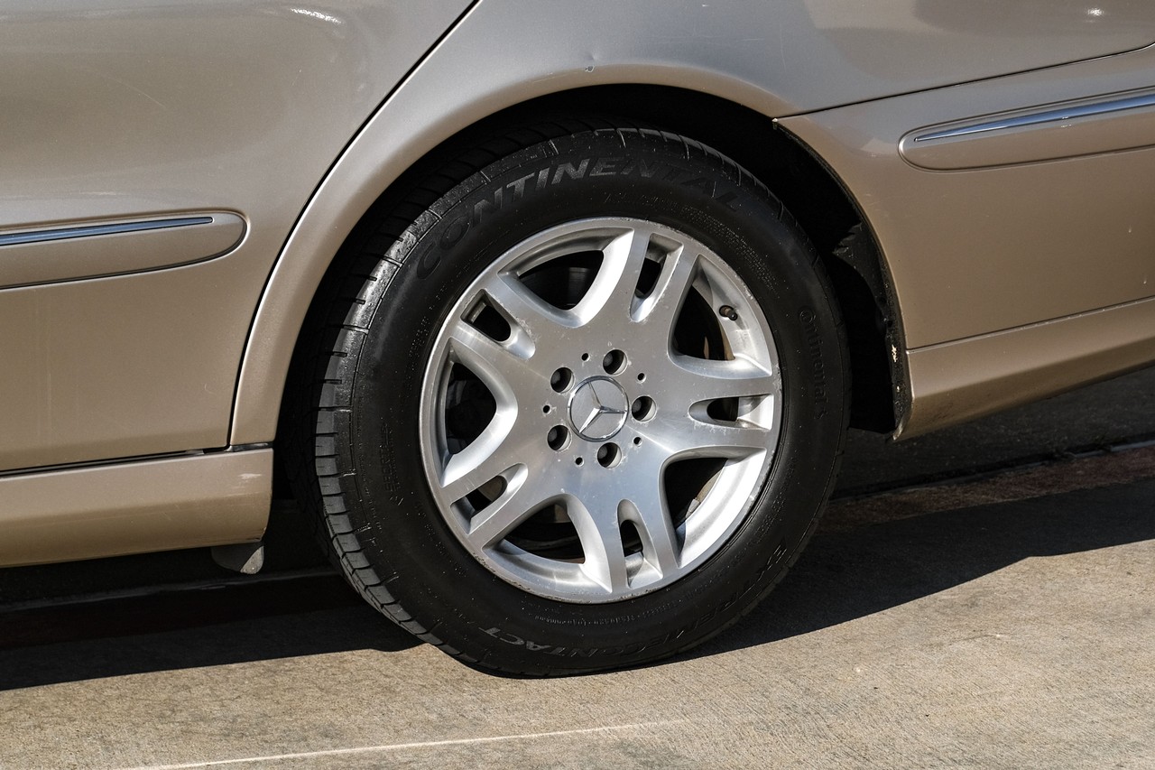 Mercedes-Benz E-Class Vehicle Main Gallery Image 54