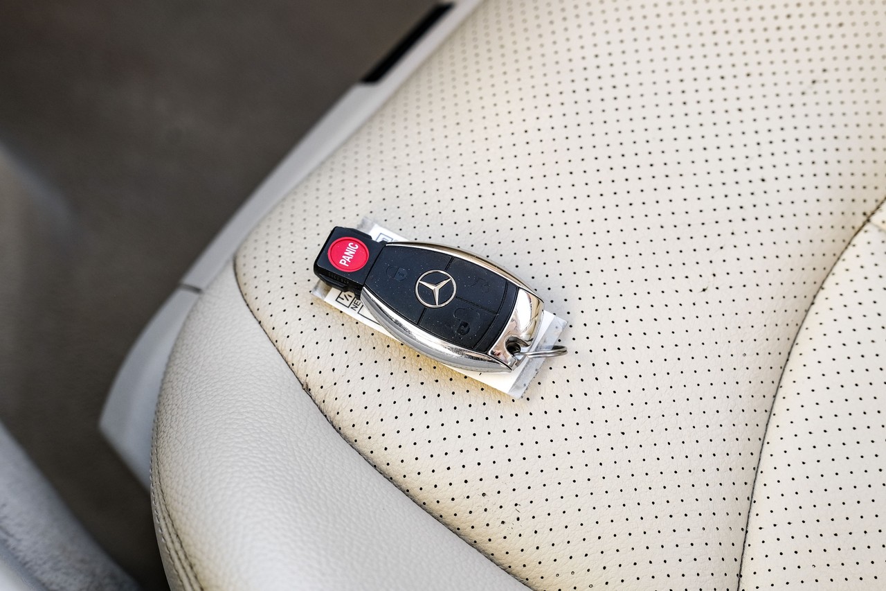 Mercedes-Benz E-Class Vehicle Main Gallery Image 55