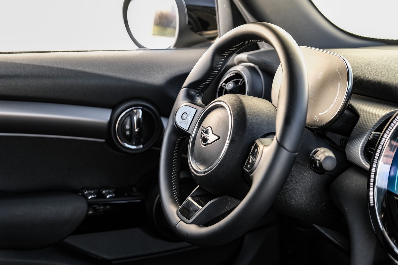 MINI Cooper Vehicle Main Gallery Image 14