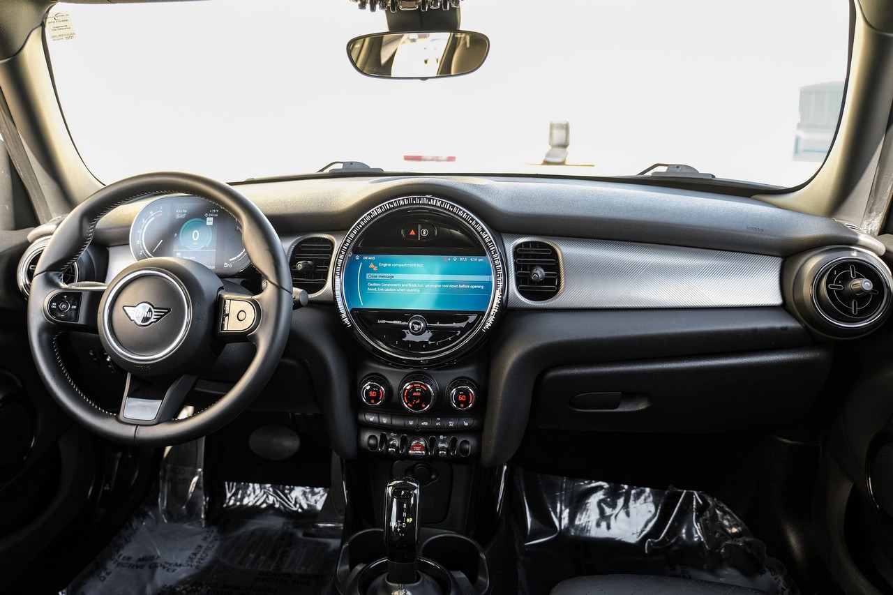 MINI Cooper Vehicle Main Gallery Image 15