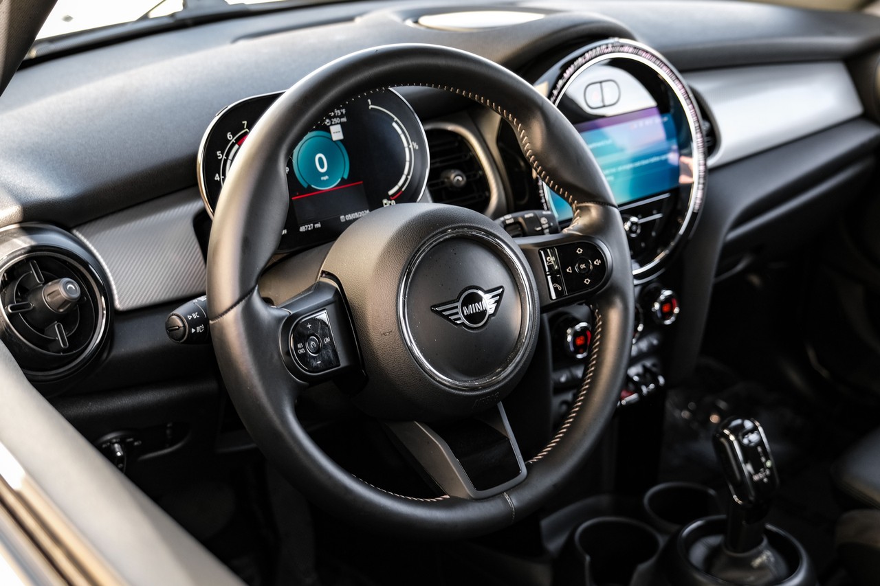 MINI Cooper Vehicle Main Gallery Image 16