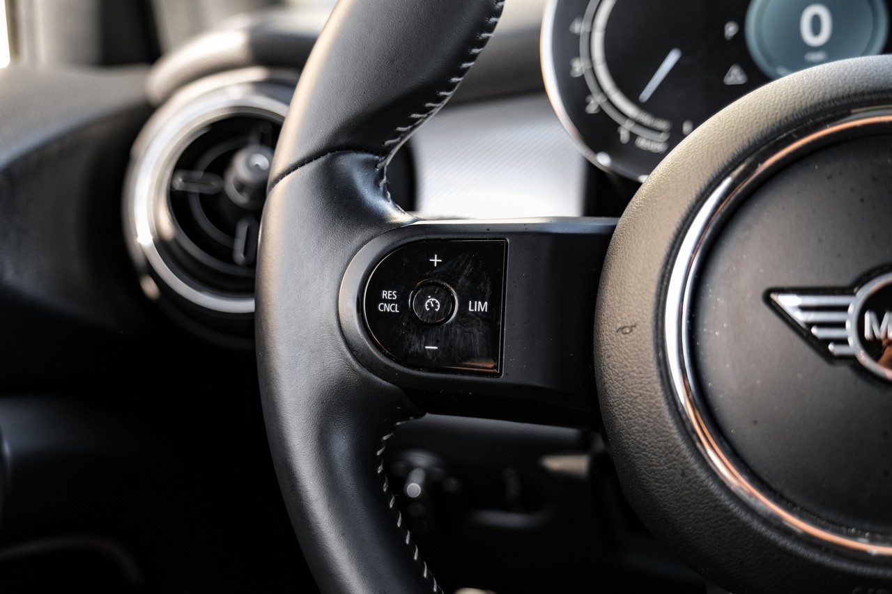 MINI Cooper Vehicle Main Gallery Image 17