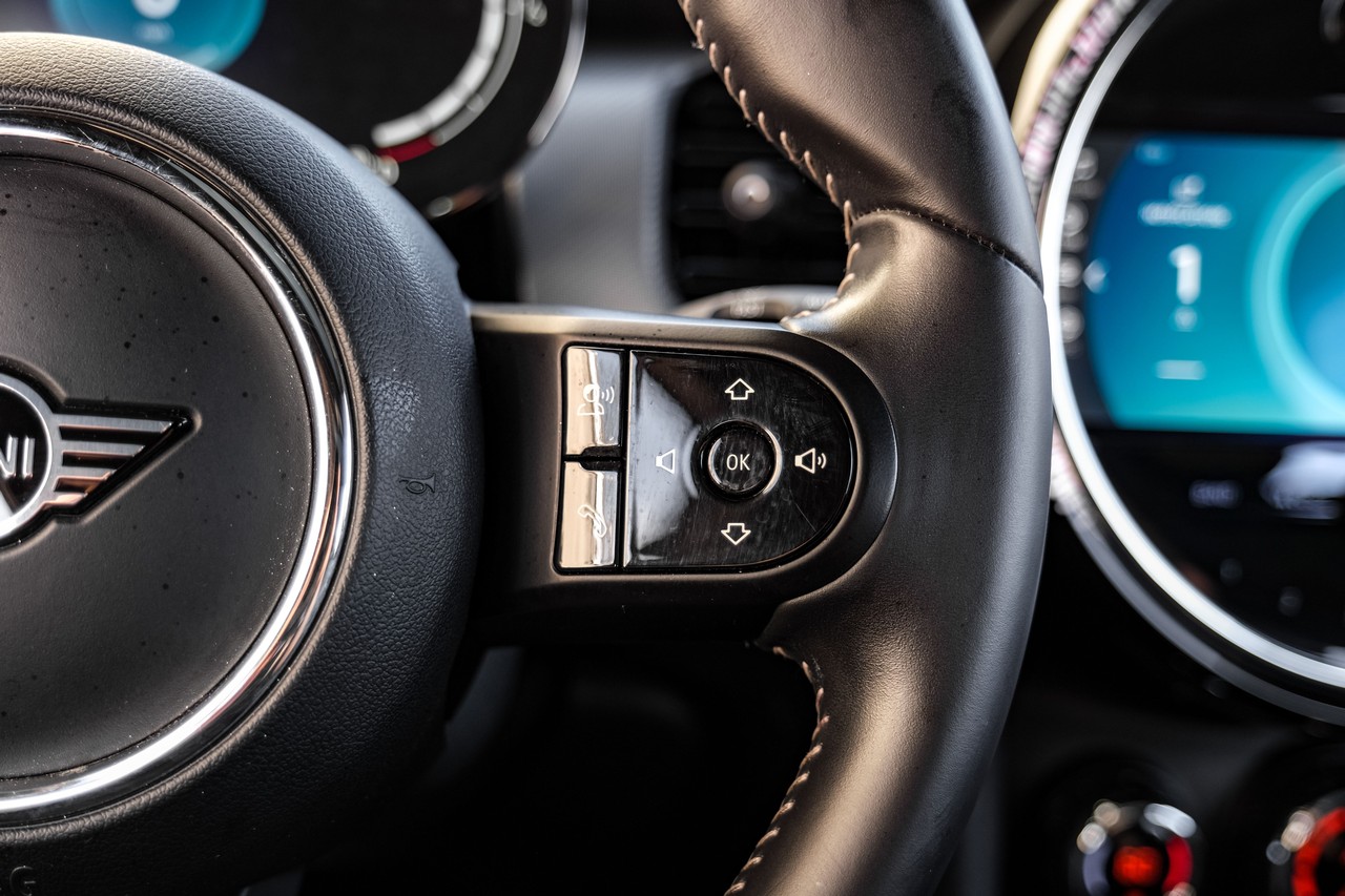 MINI Cooper Vehicle Main Gallery Image 18