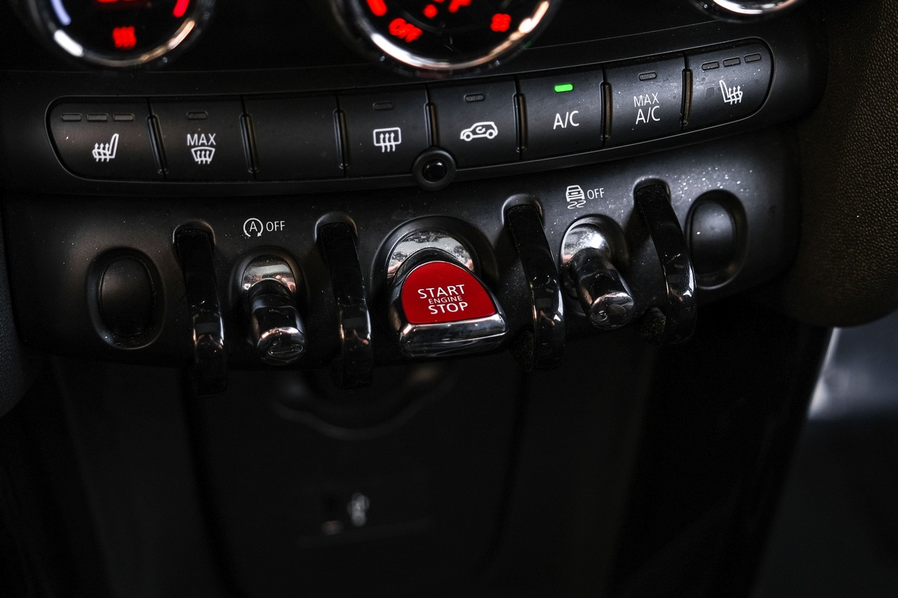 MINI Cooper Vehicle Main Gallery Image 21