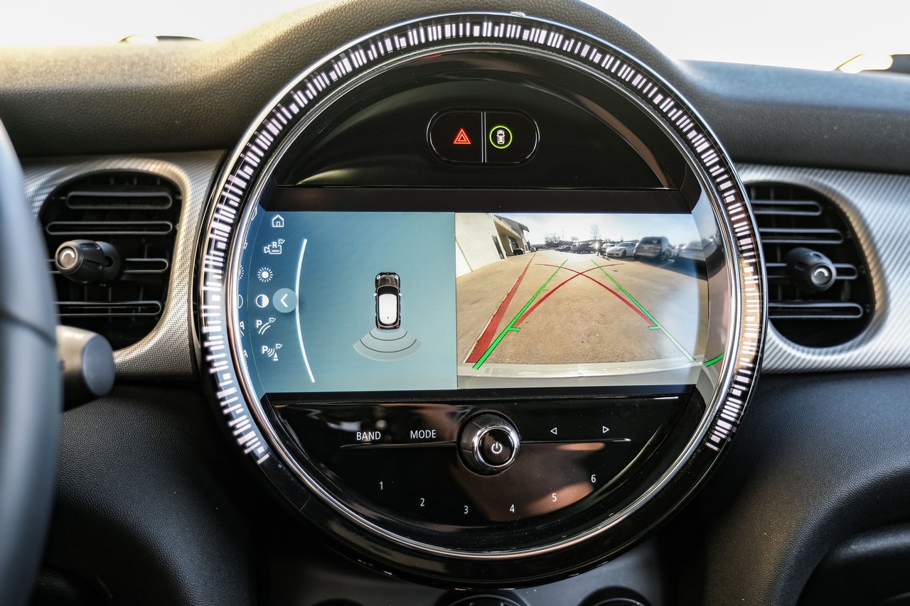 MINI Cooper Vehicle Main Gallery Image 22