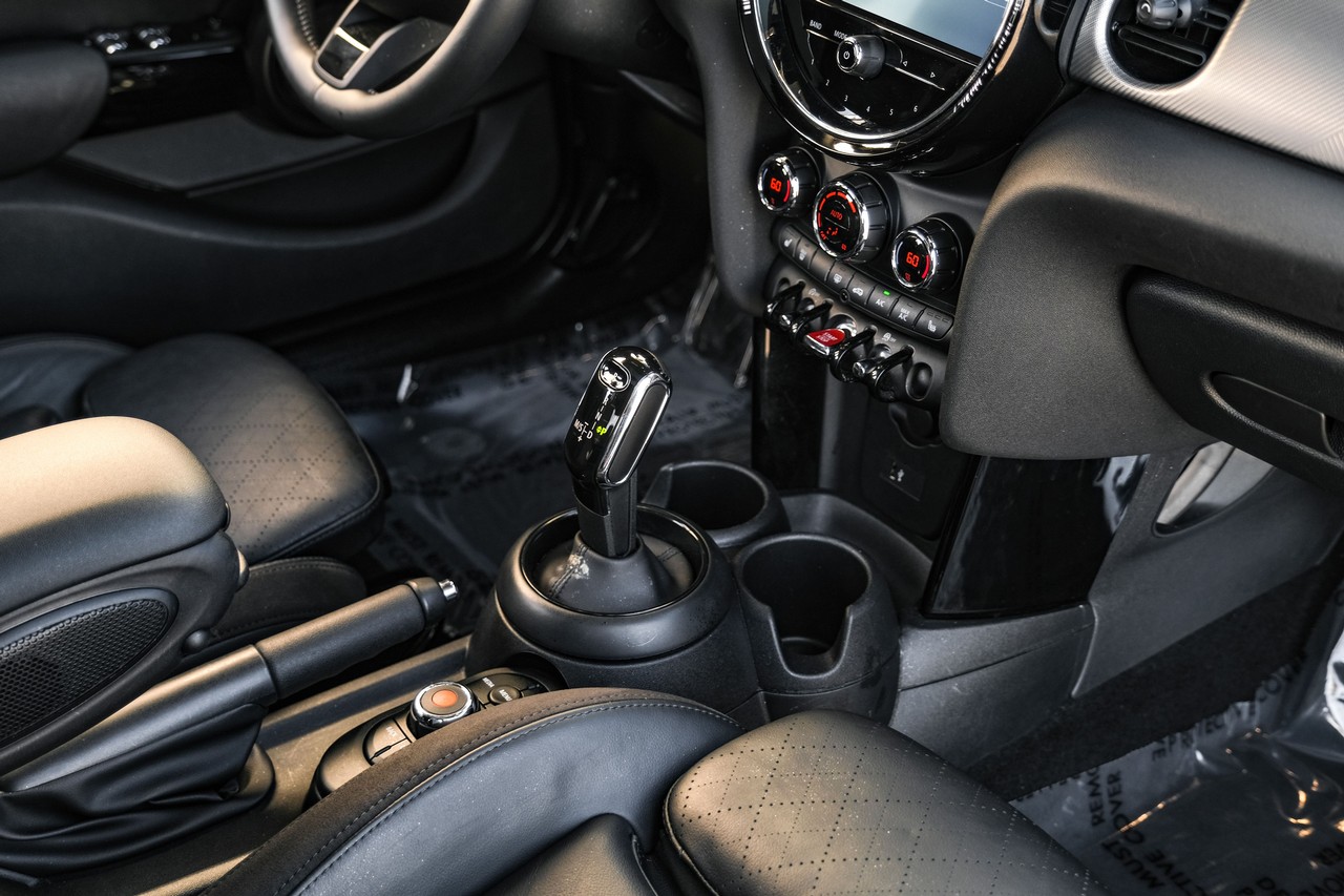 MINI Cooper Vehicle Main Gallery Image 23