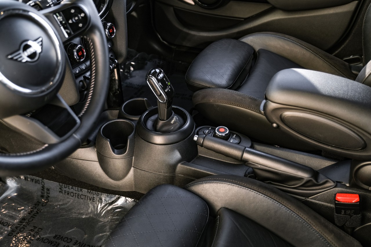 MINI Cooper Vehicle Main Gallery Image 24