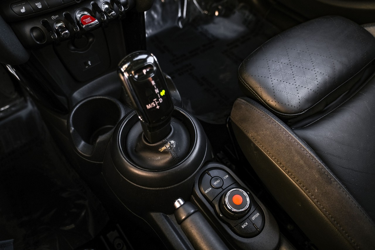 MINI Cooper Vehicle Main Gallery Image 25