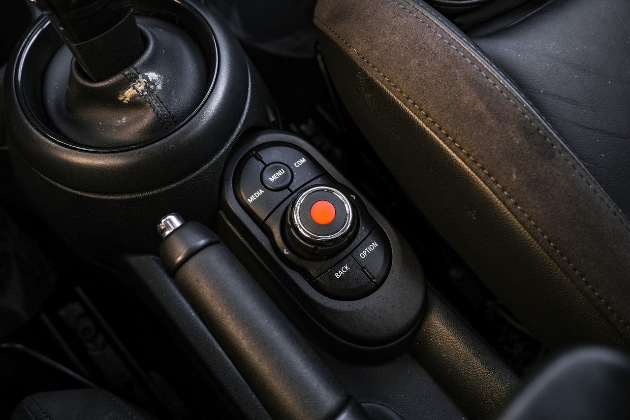 MINI Cooper Vehicle Main Gallery Image 26