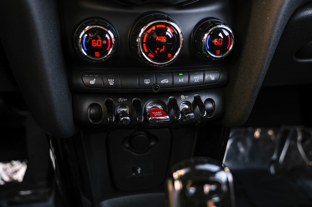 MINI Cooper Vehicle Main Gallery Image 27