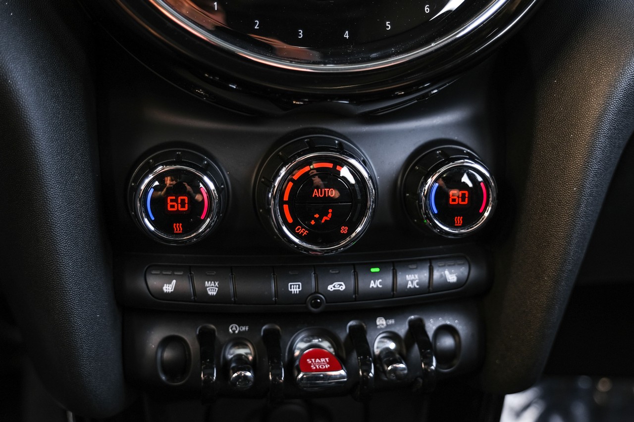 MINI Cooper Vehicle Main Gallery Image 28