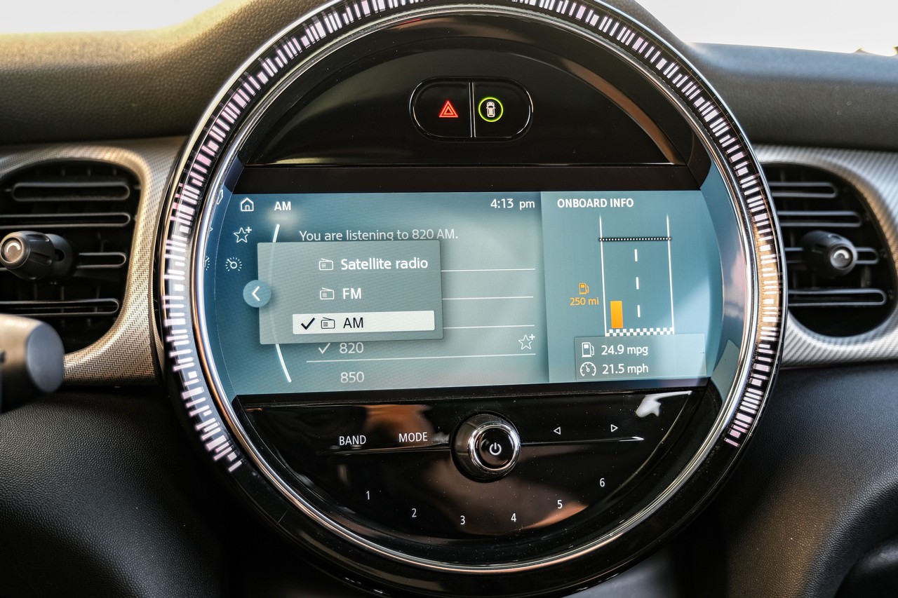 MINI Cooper Vehicle Main Gallery Image 30