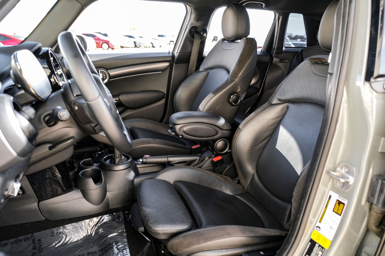 MINI Cooper Vehicle Main Gallery Image 32