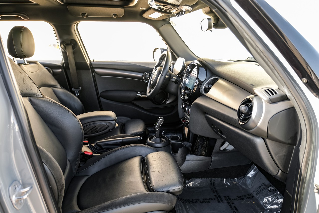 MINI Cooper Vehicle Main Gallery Image 33