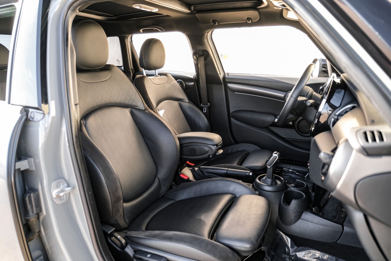 MINI Cooper Vehicle Main Gallery Image 34