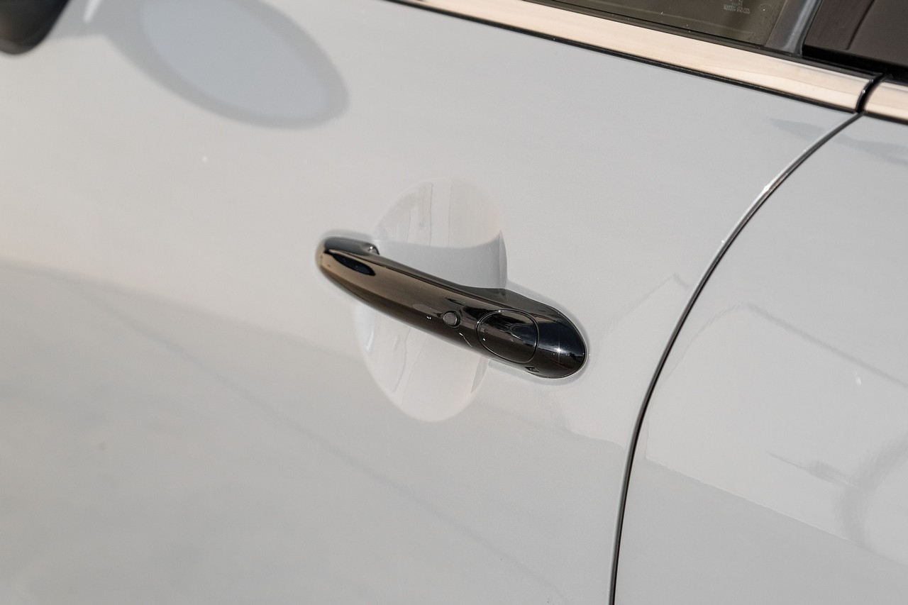 MINI Cooper Vehicle Main Gallery Image 39