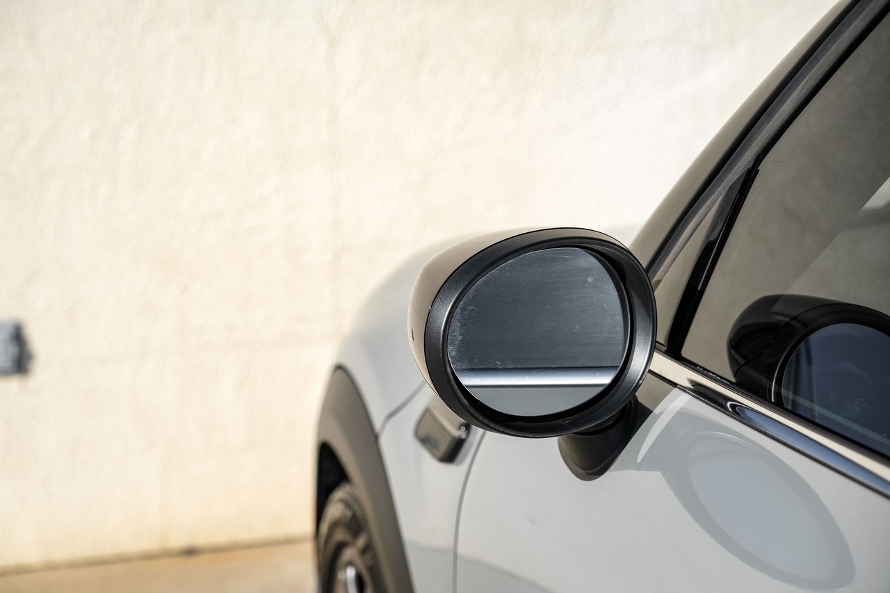 MINI Cooper Vehicle Main Gallery Image 40