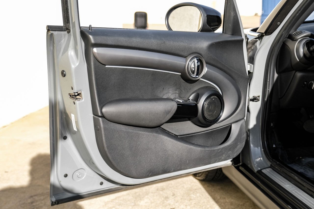 MINI Cooper Vehicle Main Gallery Image 41