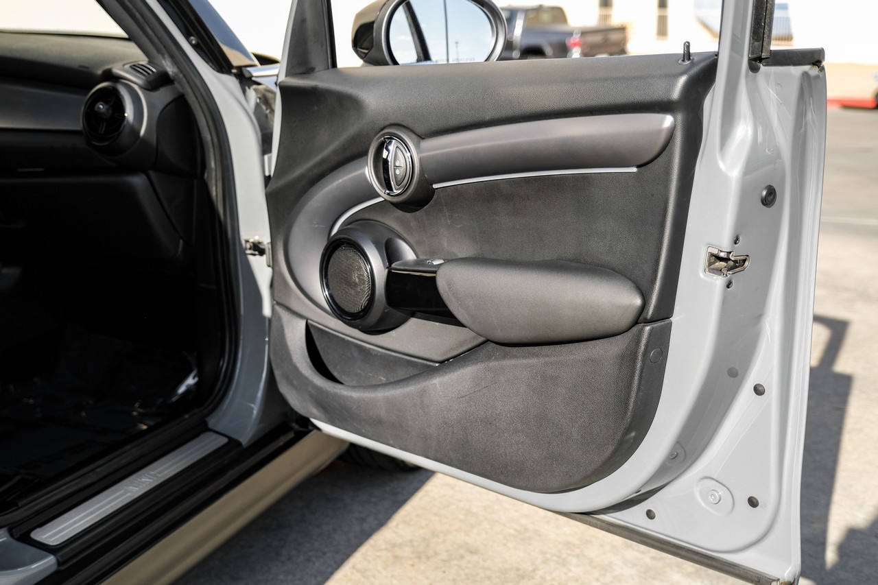 MINI Cooper Vehicle Main Gallery Image 42