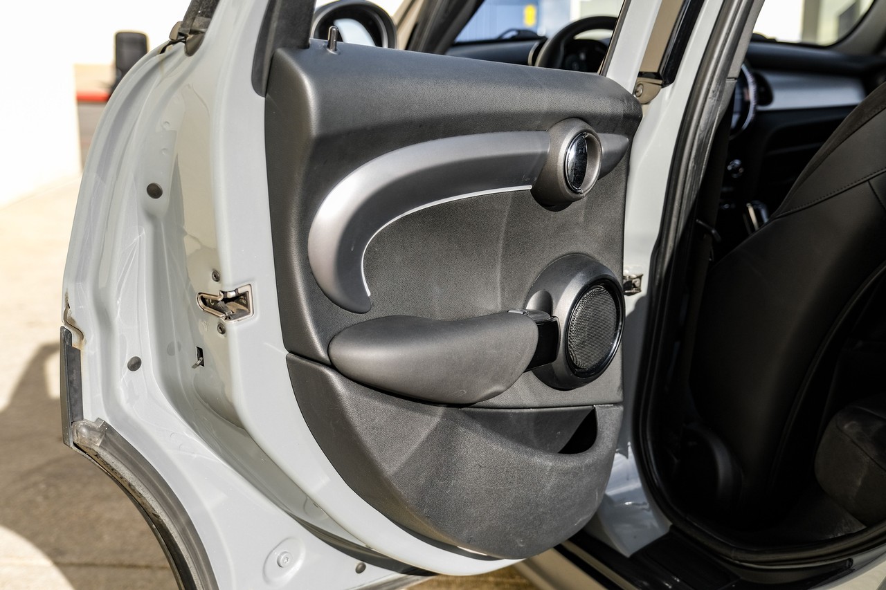 MINI Cooper Vehicle Main Gallery Image 43