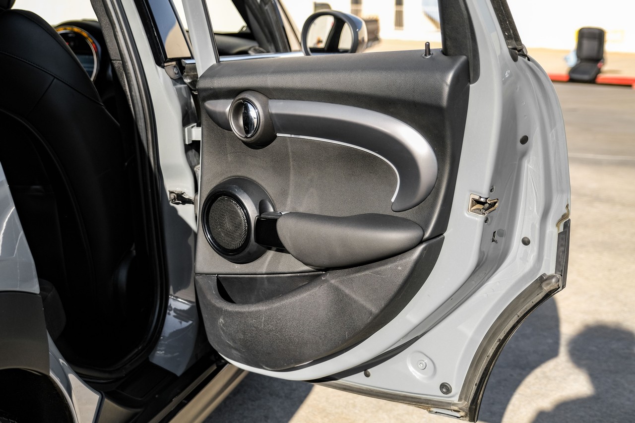 MINI Cooper Vehicle Main Gallery Image 44