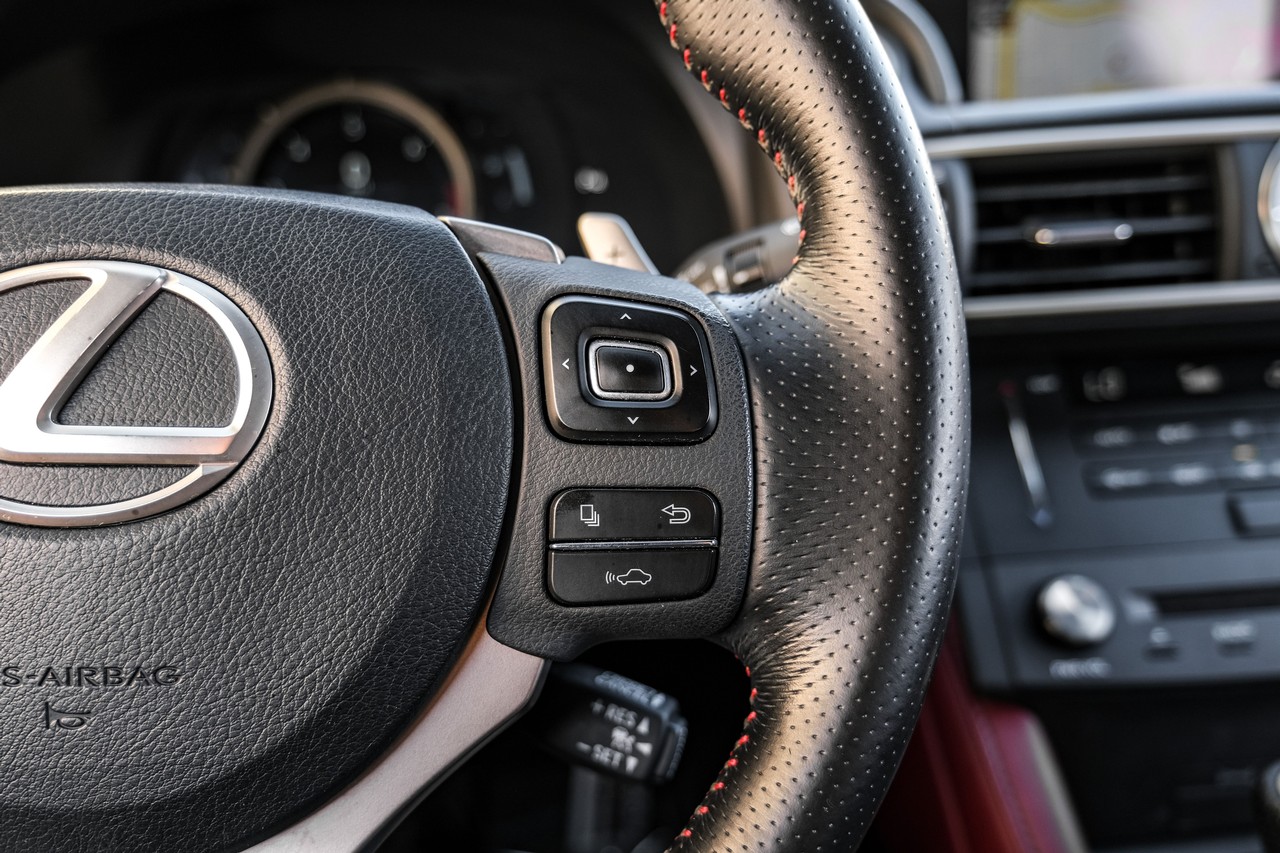 Lexus RC Vehicle Main Gallery Image 17