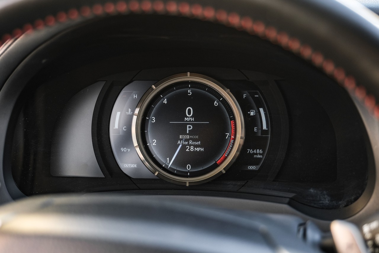 Lexus RC Vehicle Main Gallery Image 18