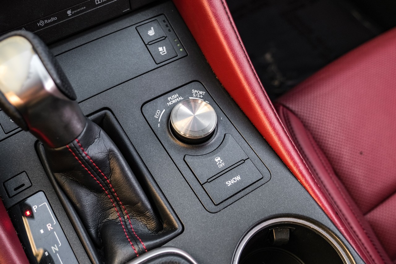 Lexus RC Vehicle Main Gallery Image 27