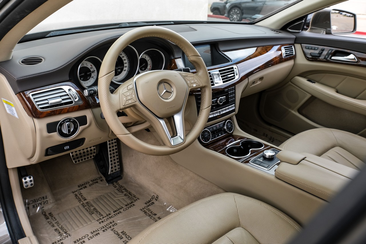 Mercedes-Benz CLS 550 Vehicle Main Gallery Image 03