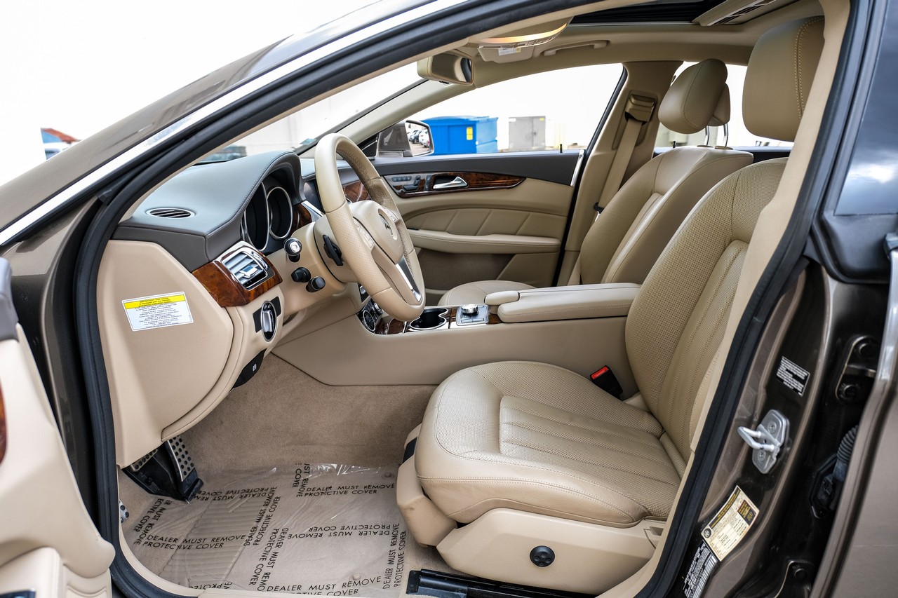 Mercedes-Benz CLS 550 Vehicle Main Gallery Image 04