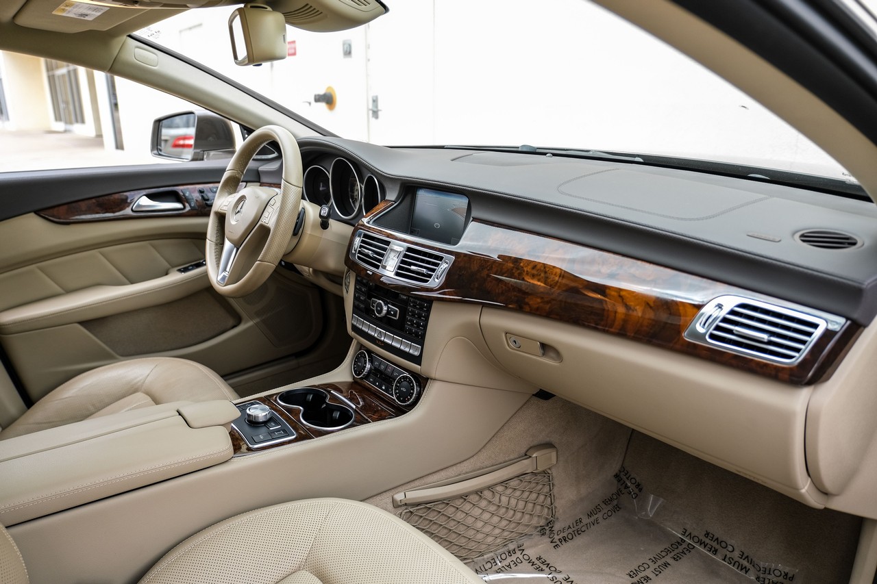 Mercedes-Benz CLS 550 Vehicle Main Gallery Image 13
