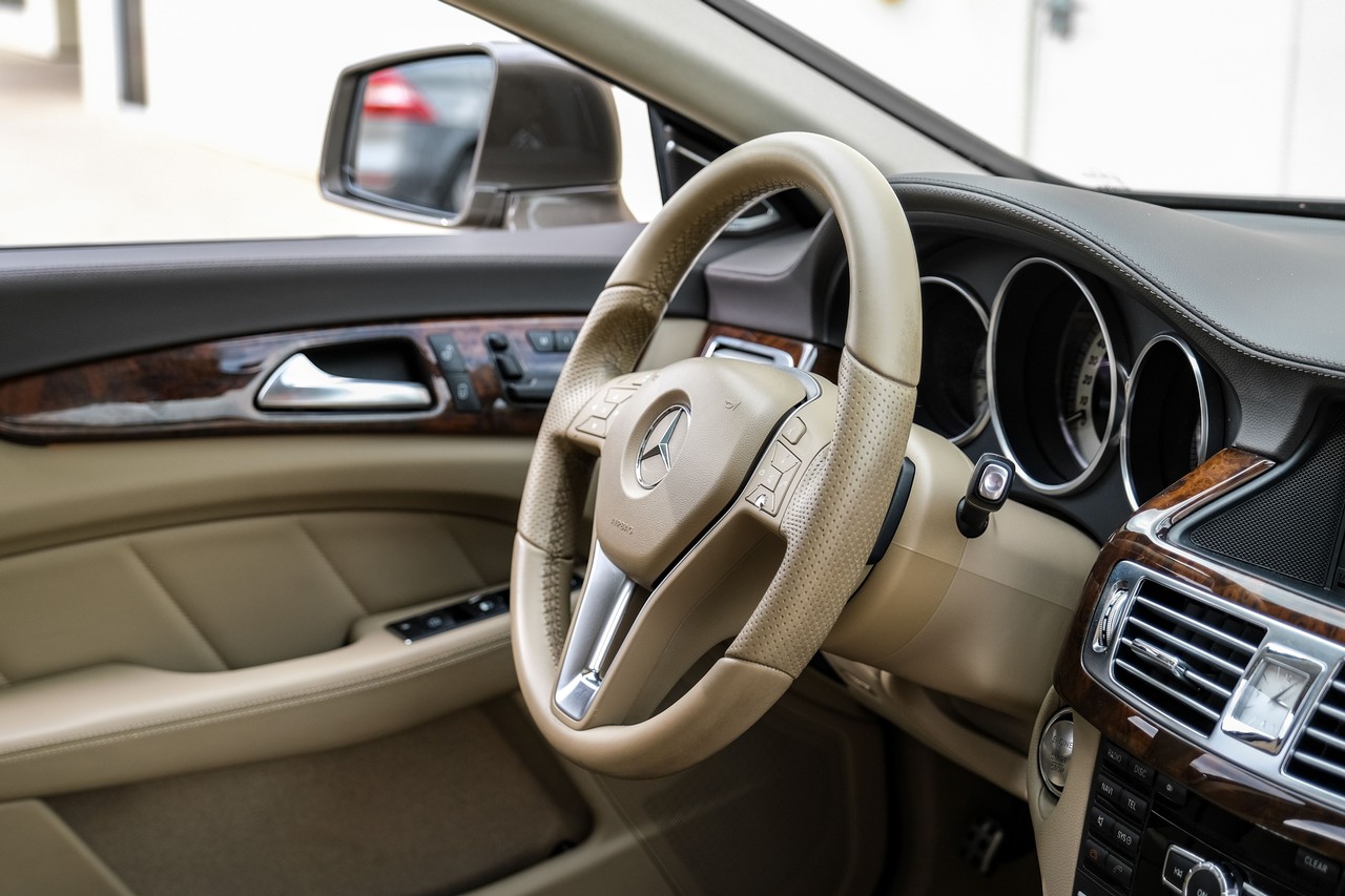 Mercedes-Benz CLS 550 Vehicle Main Gallery Image 14