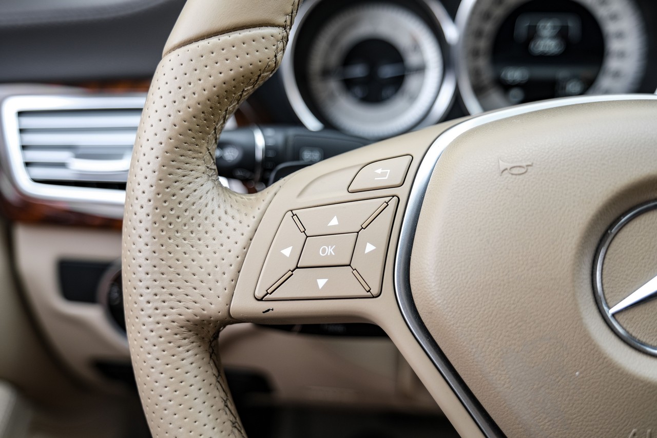 Mercedes-Benz CLS 550 Vehicle Main Gallery Image 17