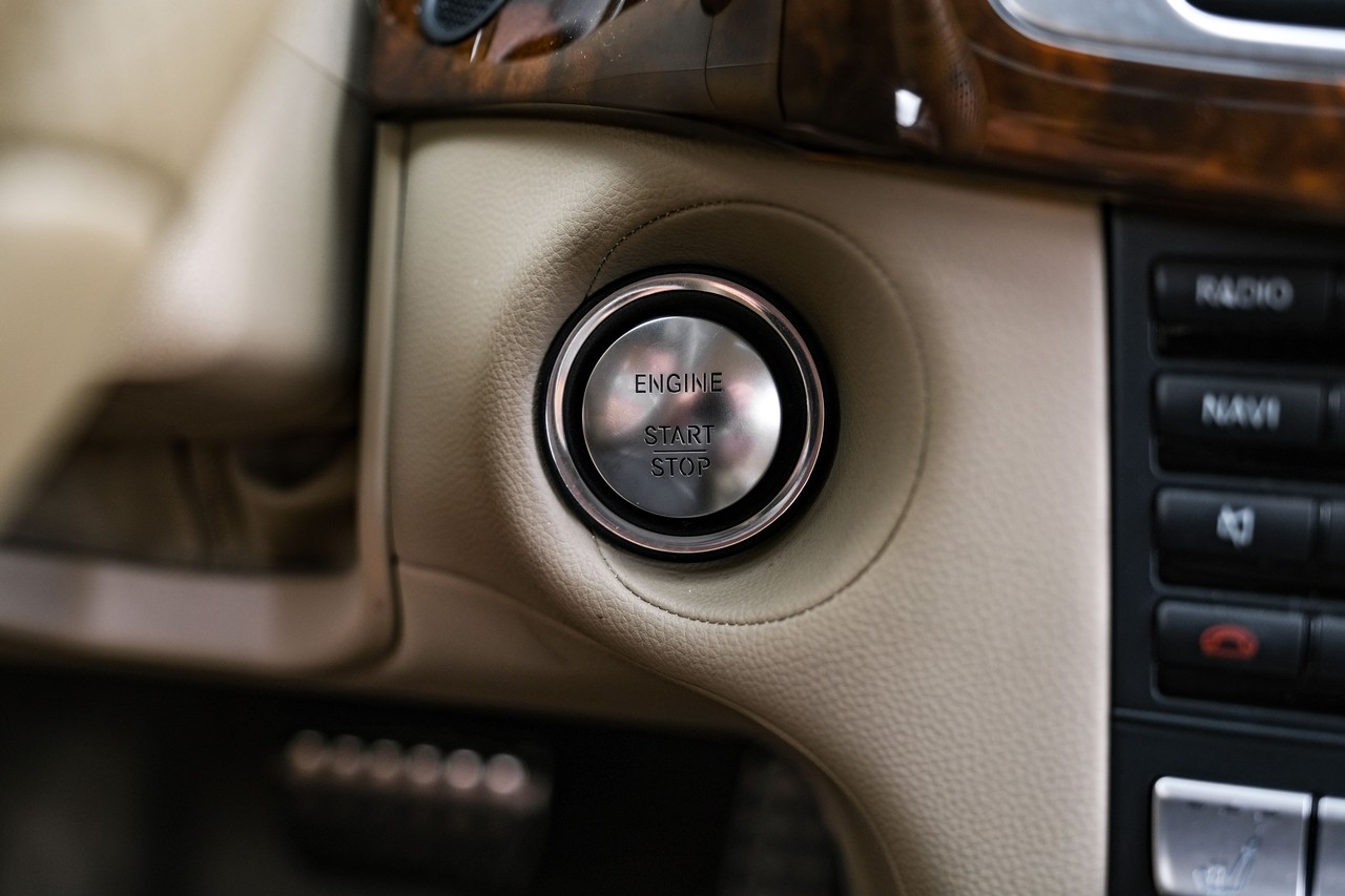 Mercedes-Benz CLS 550 Vehicle Main Gallery Image 21