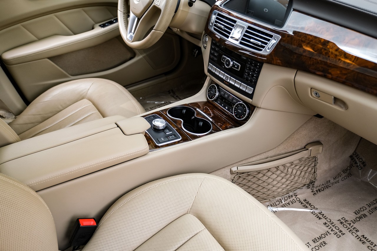 Mercedes-Benz CLS 550 Vehicle Main Gallery Image 24