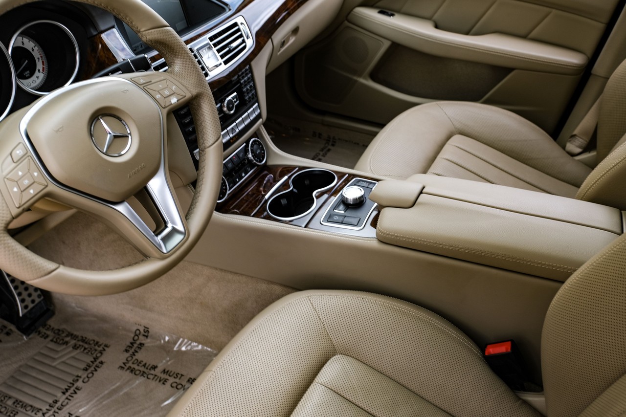 Mercedes-Benz CLS 550 Vehicle Main Gallery Image 25