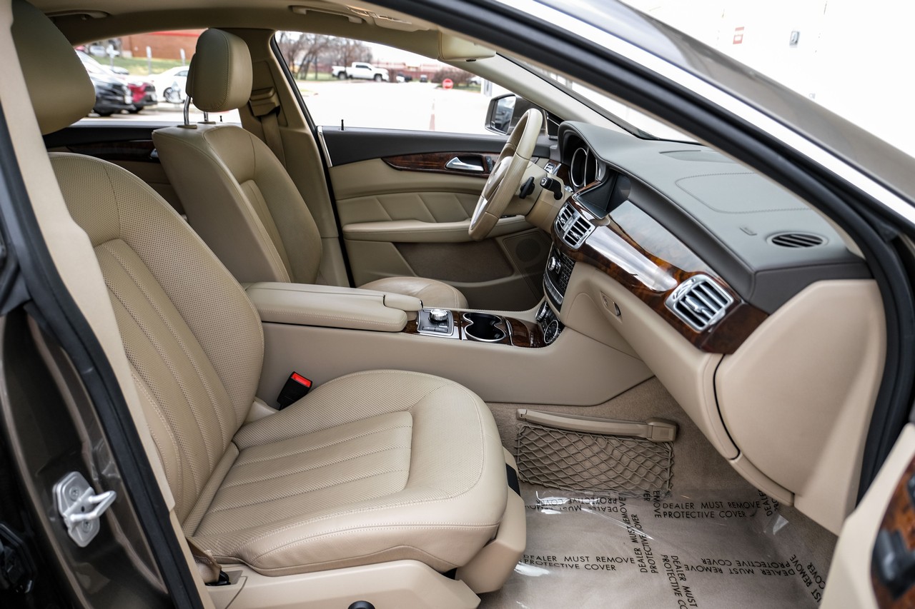 Mercedes-Benz CLS 550 Vehicle Main Gallery Image 35