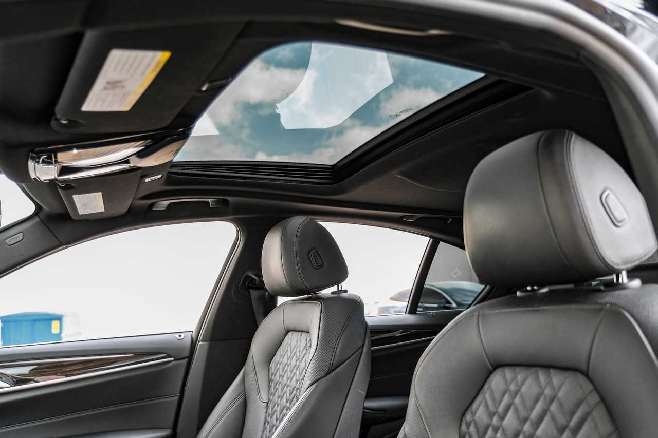 BMW 540i Vehicle Main Gallery Image 05