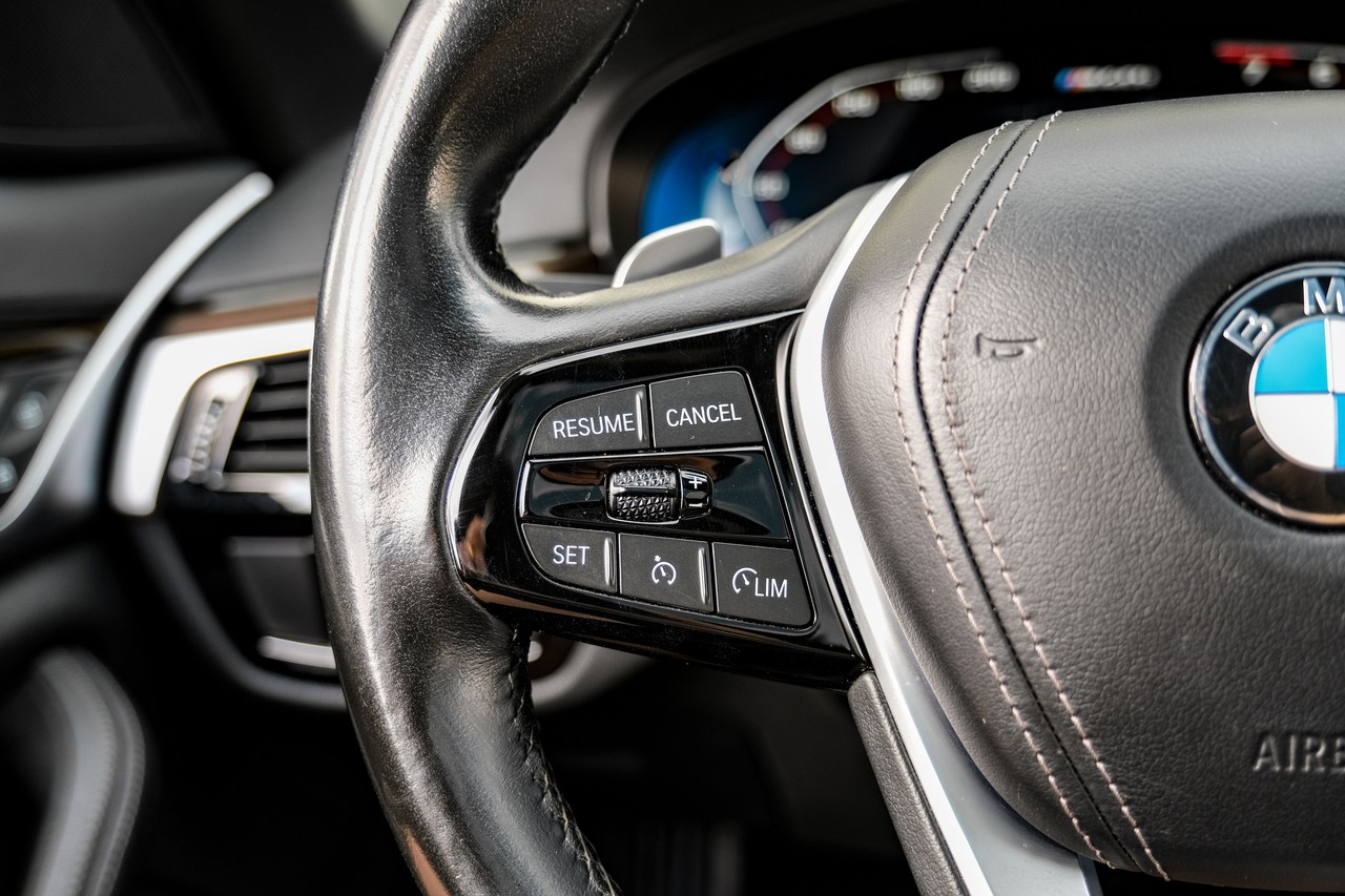 BMW 540i Vehicle Main Gallery Image 17