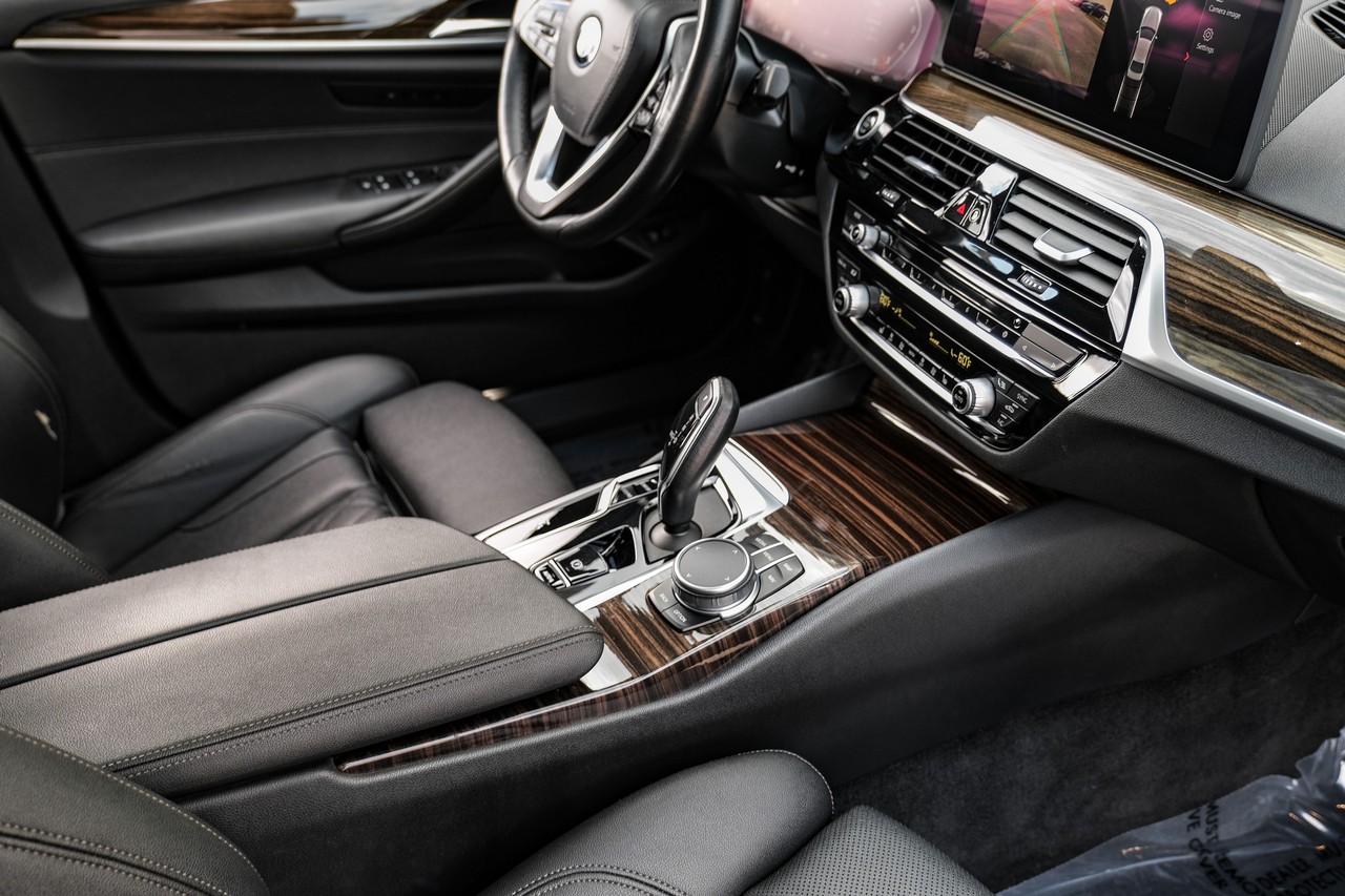 BMW 540i Vehicle Main Gallery Image 24