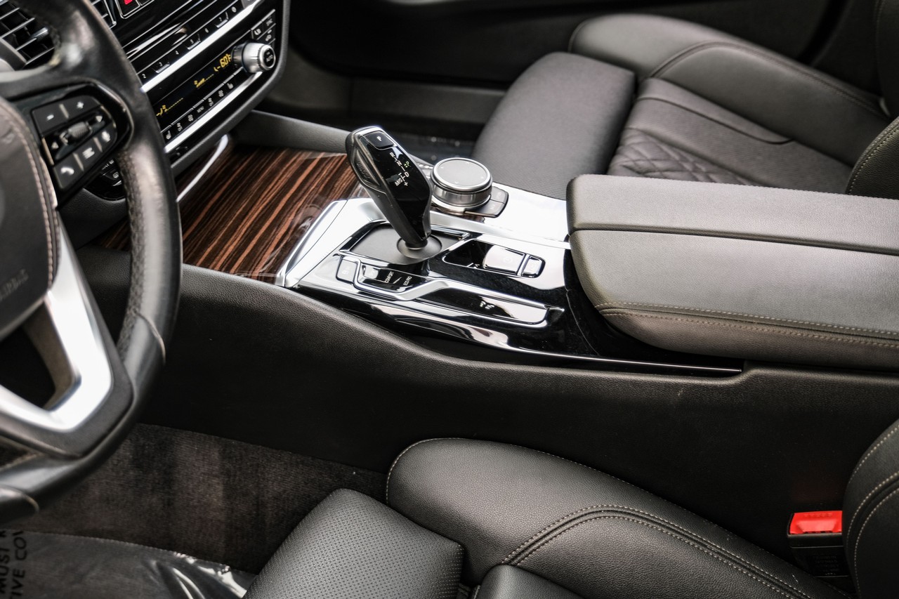 BMW 540i Vehicle Main Gallery Image 25