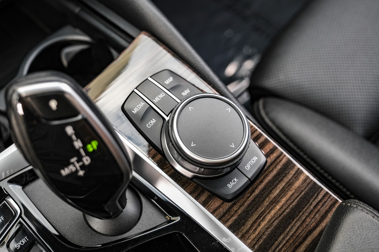 BMW 540i Vehicle Main Gallery Image 27